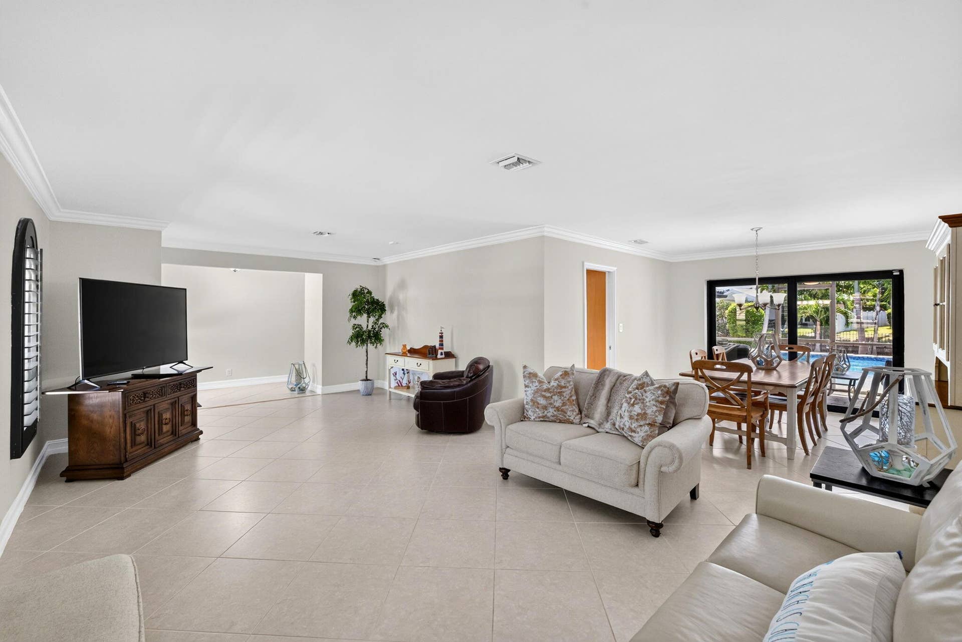 05_Open_Living_Dining_Area_Pool_View