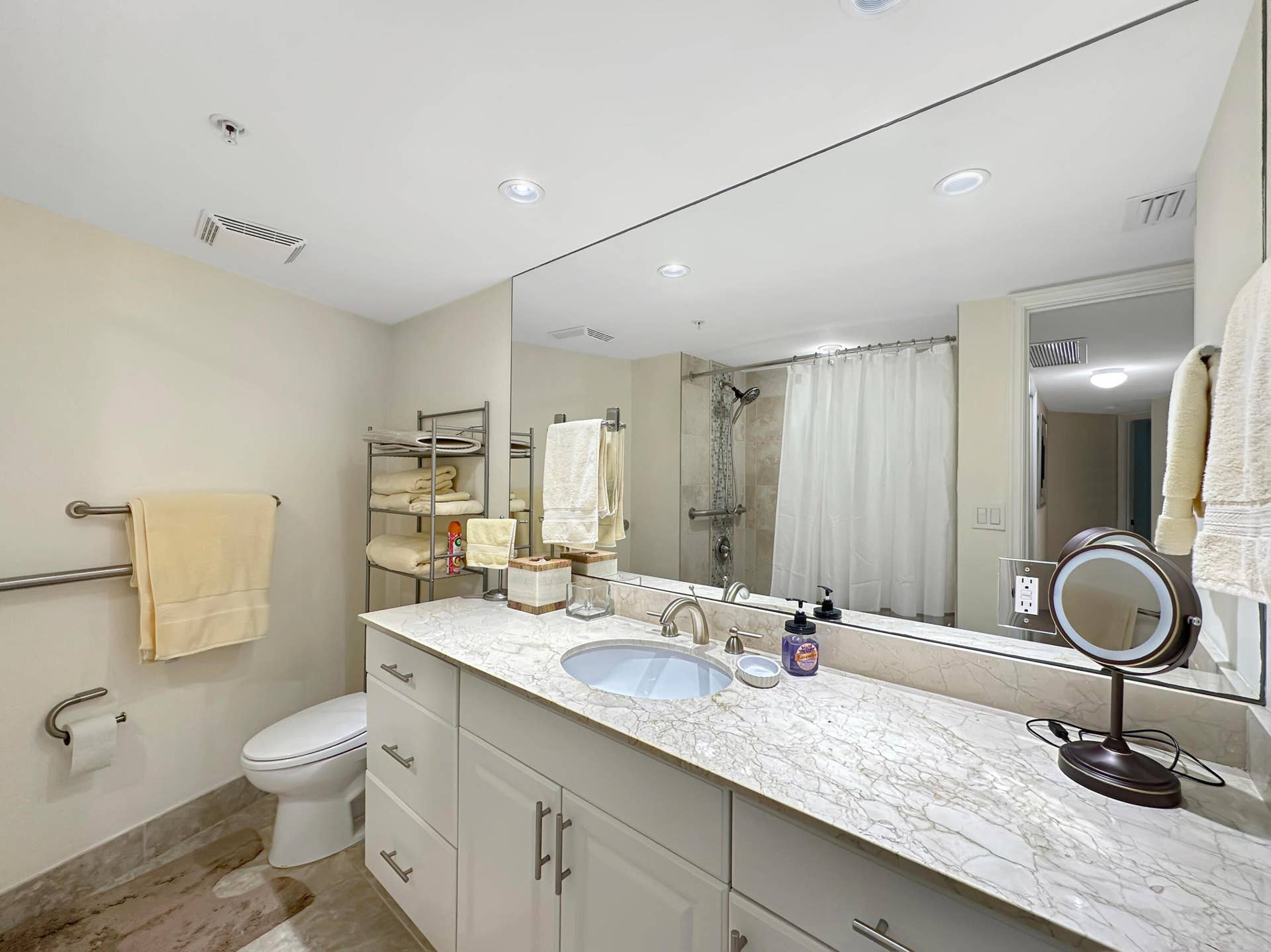 3000 N Ocean Drive, #20 B, Singer Island, FL 33404 Main Bathroom