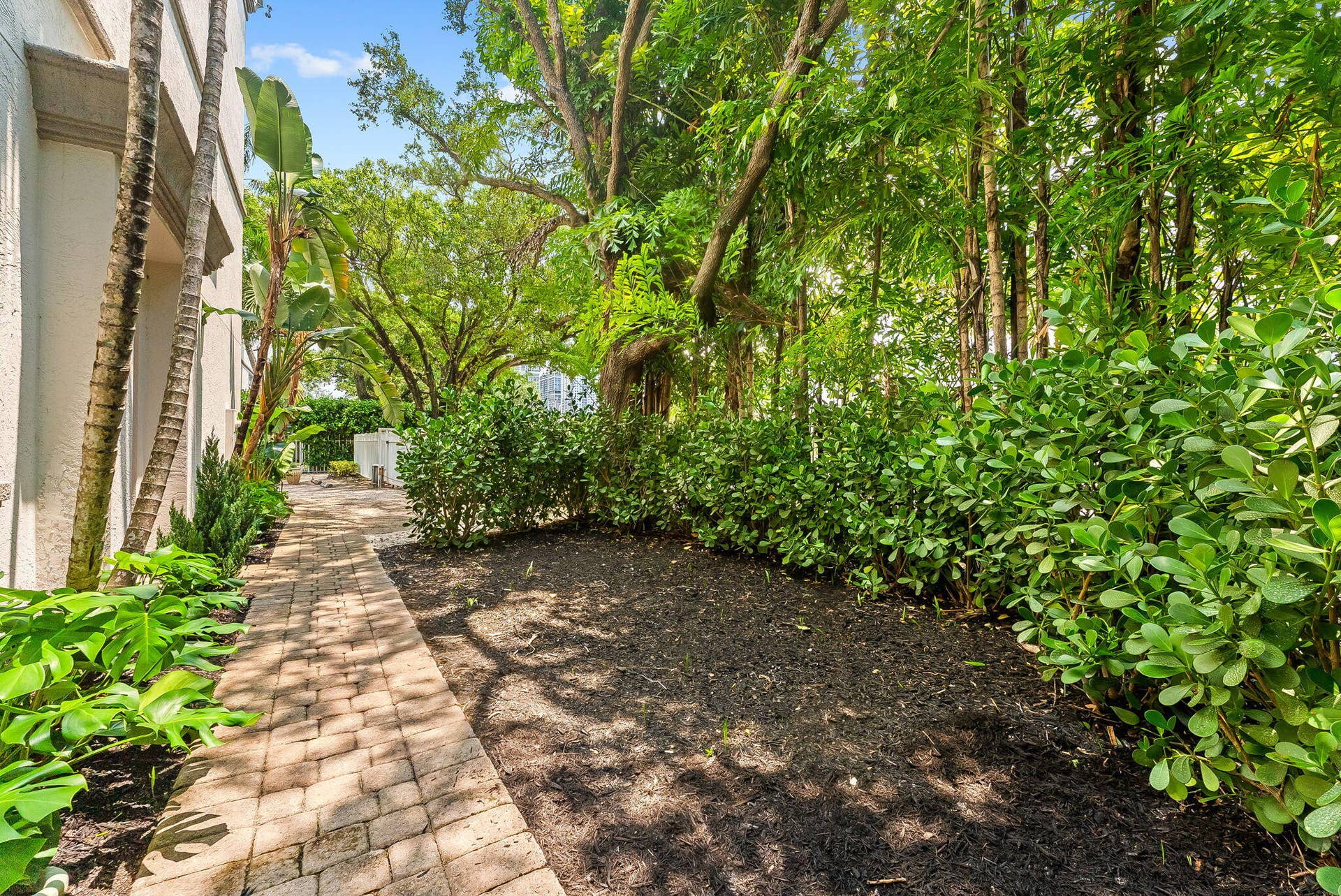 725 SW 4th Avenue, Fort Lauderdale, FL 33315 39-web-or-mls-DSC01427