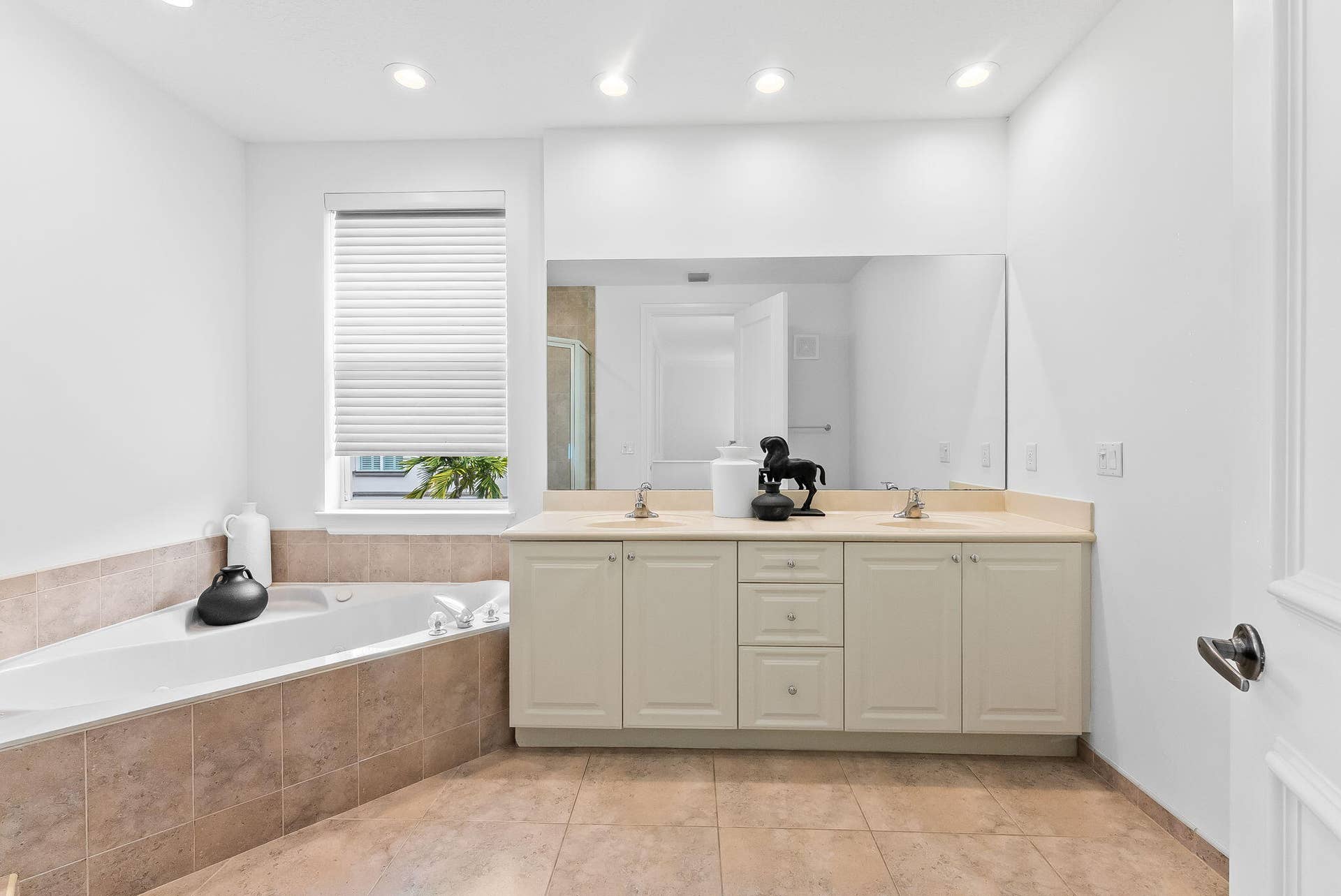 725 SW 4th Avenue, Fort Lauderdale, FL 33315 17-web-or-mls-DSC01325
