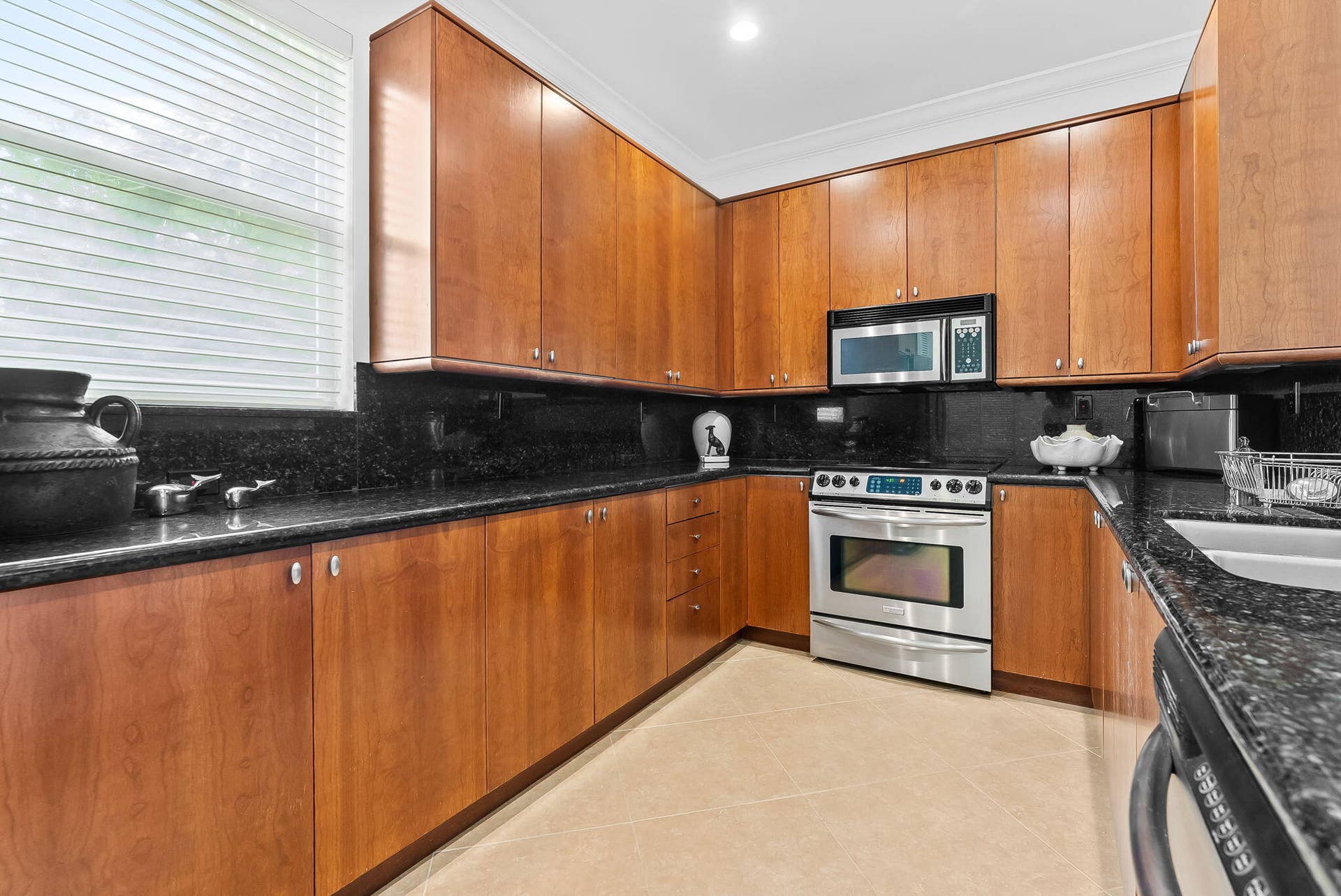 725 SW 4th Avenue, Fort Lauderdale, FL 33315 24-web-or-mls-DSC01355