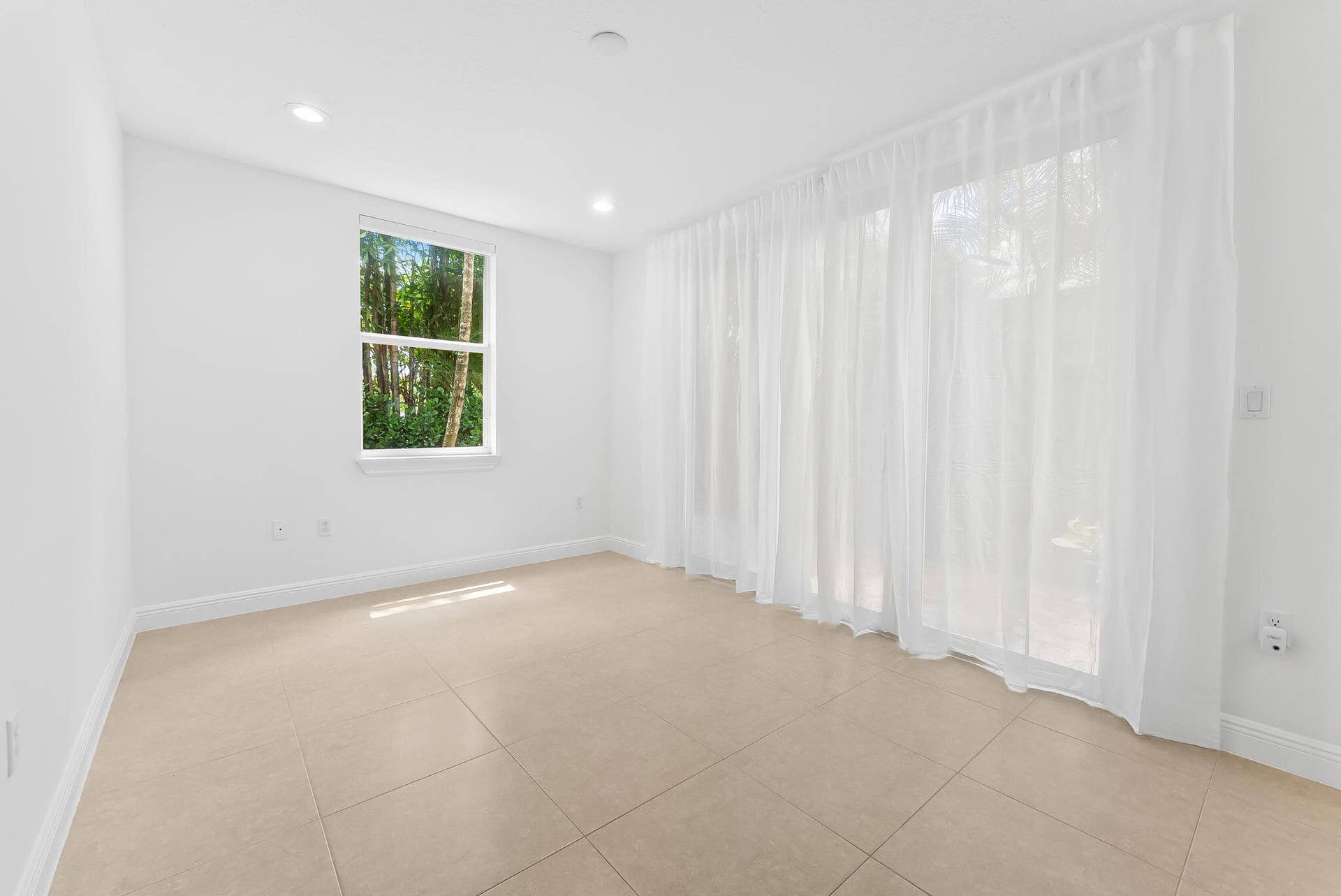 725 SW 4th Avenue, Fort Lauderdale, FL 33315 28-web-or-mls-DSC01370