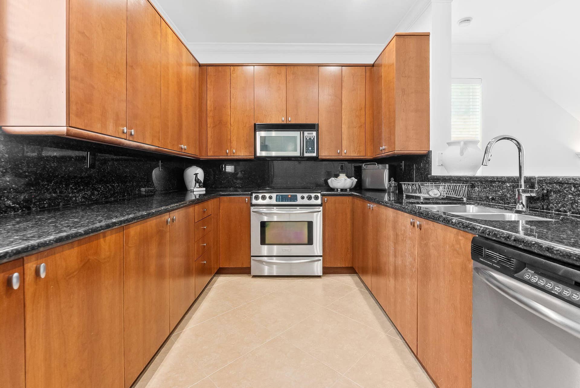 725 SW 4th Avenue, Fort Lauderdale, FL 33315 23-web-or-mls-DSC01352