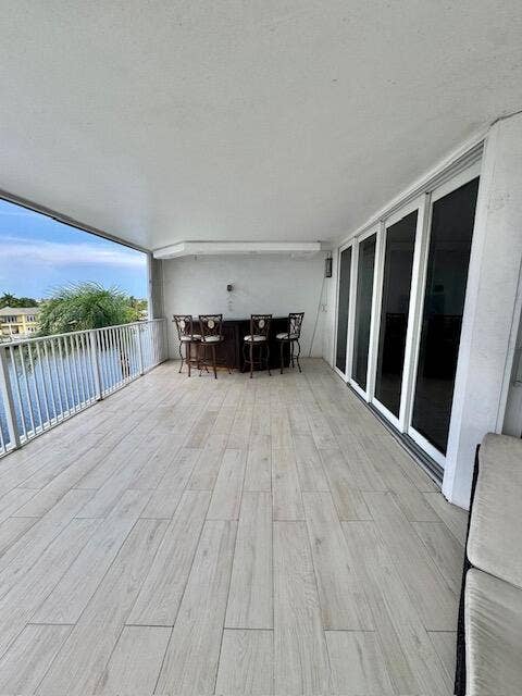 3100 NE 47th Court, #401, Fort Lauderdale, FL 33308 table and chairs