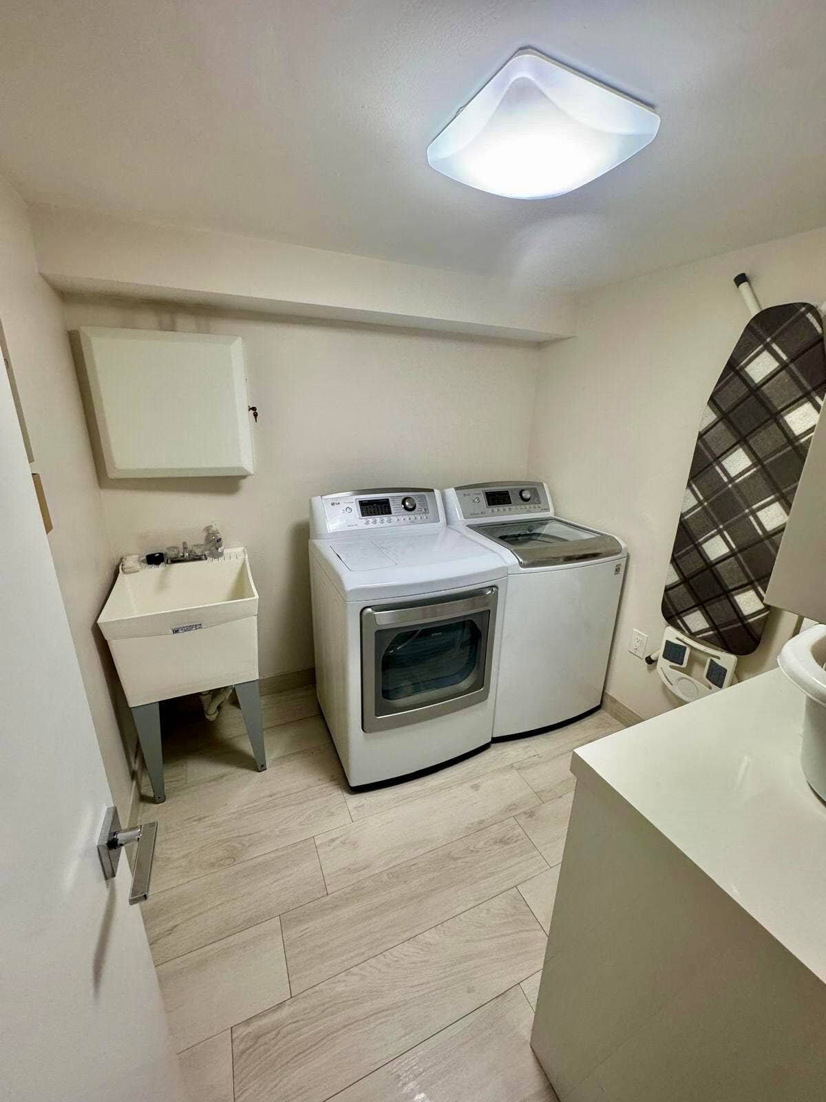 3100 NE 47th Court, #401, Fort Lauderdale, FL 33308 washer and dryer