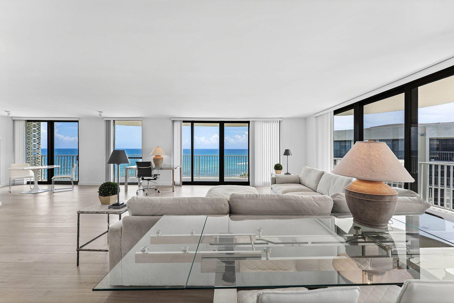 016 Great room (facing ocean, east)
