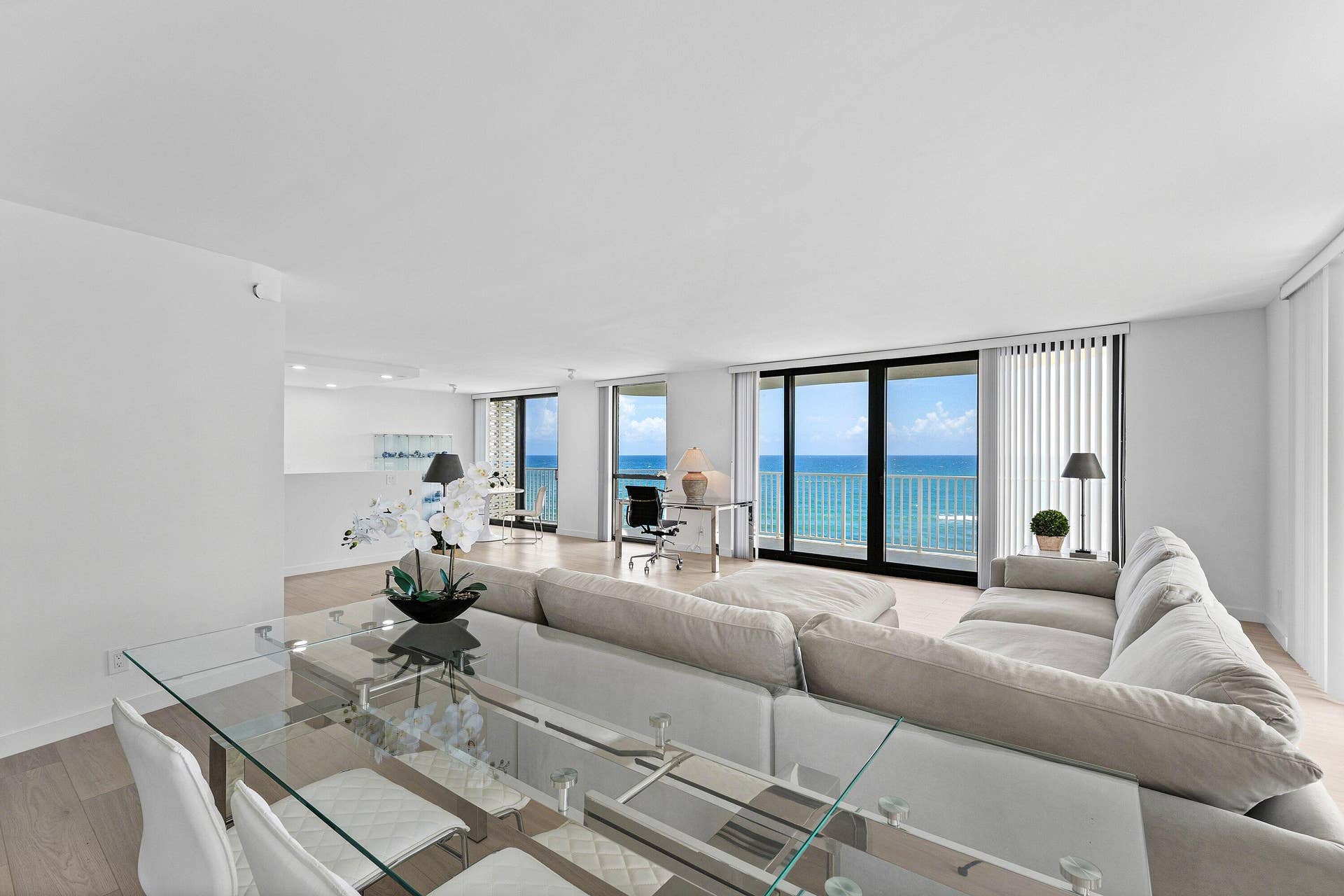 017 Great room (facing ocean, east)