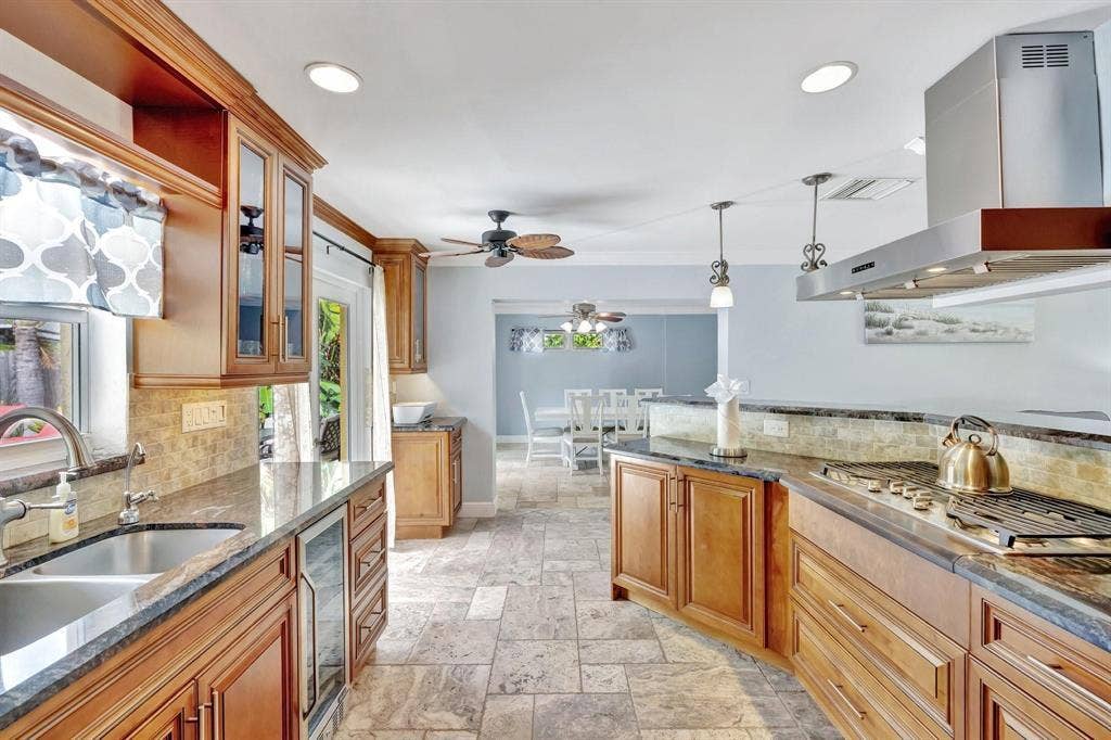 925 NE 25th Avenue, Pompano Beach, FL 33062 p13
