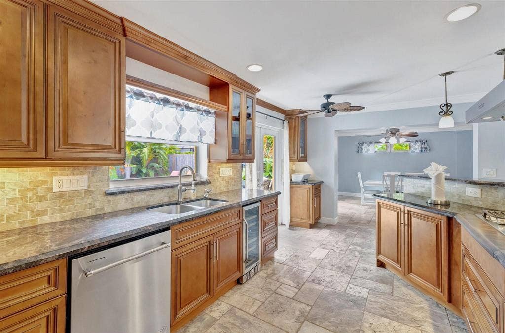 925 NE 25th Avenue, Pompano Beach, FL 33062 p12
