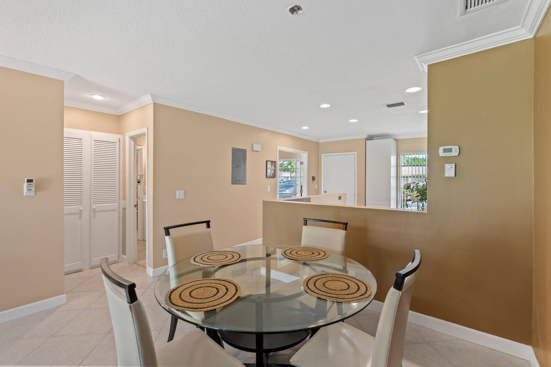 8666 Bella Vista Drive, #111, Boca Raton, FL 33433 Dining space