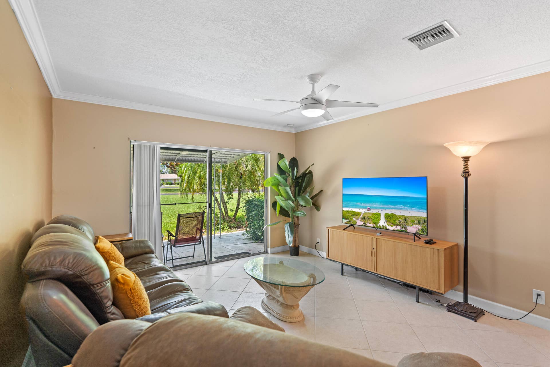 8666 Bella Vista Drive, #111, Boca Raton, FL 33433 Living space