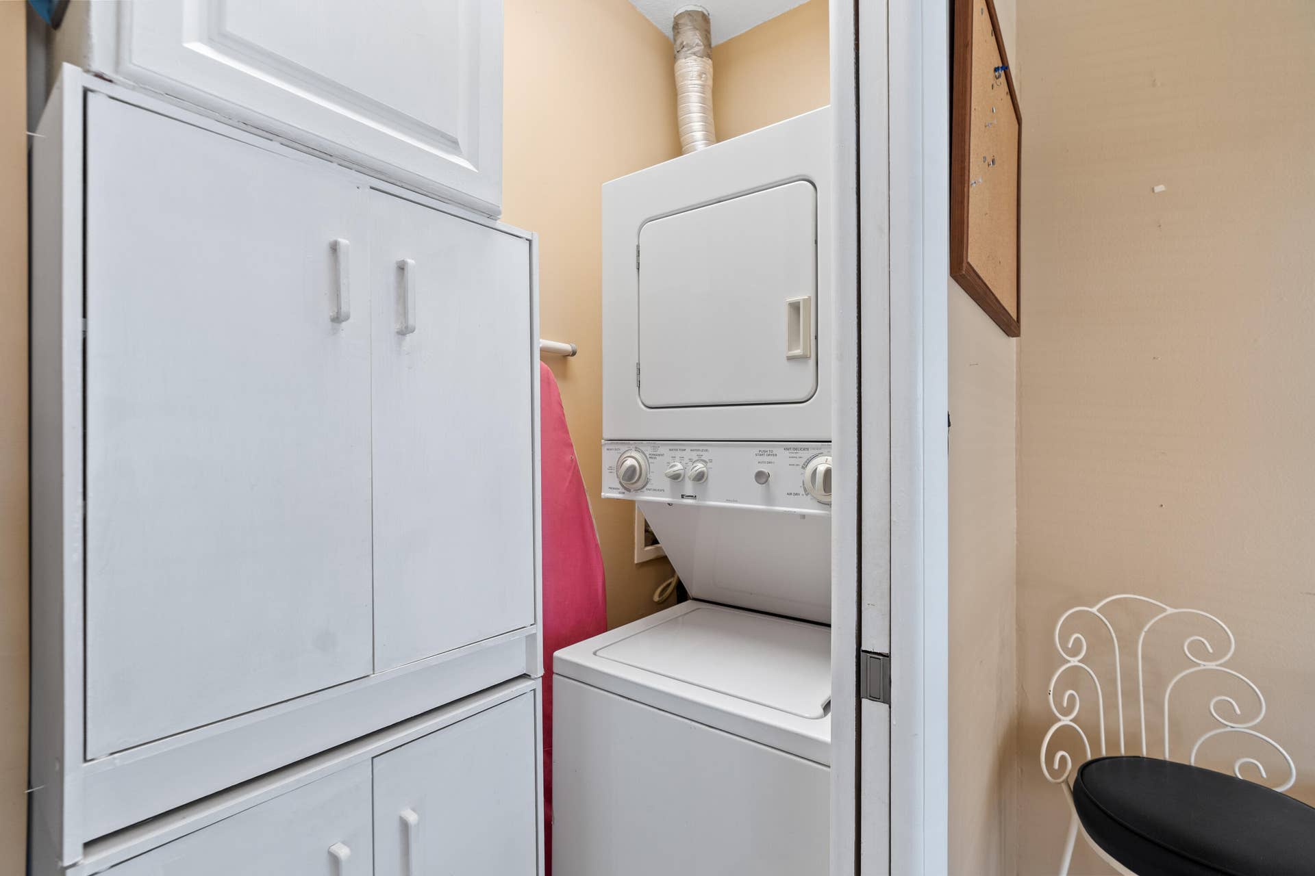 8666 Bella Vista Drive, #111, Boca Raton, FL 33433 Stackable washer / dryer