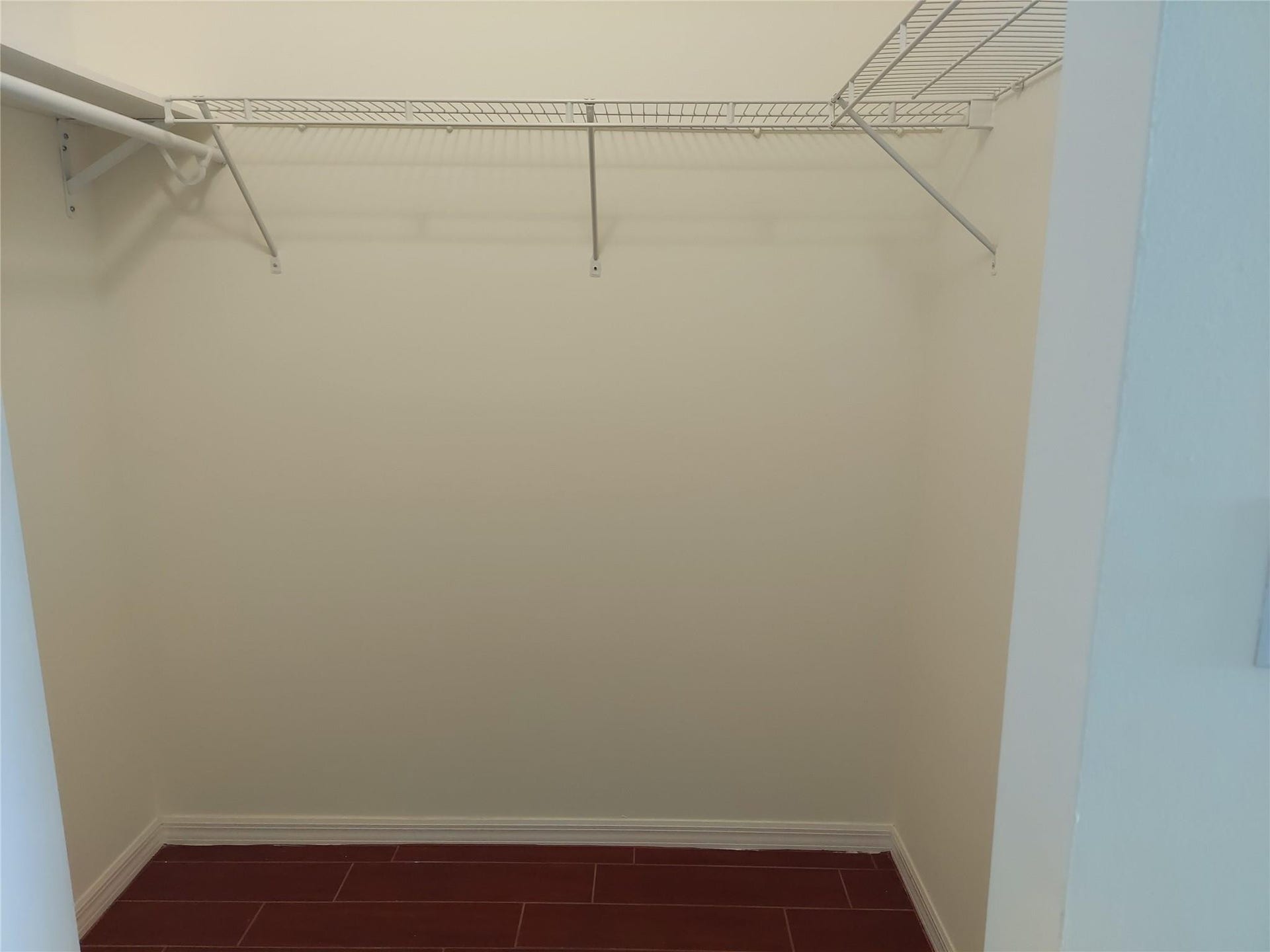 MASTER WALK-IN CLOSET