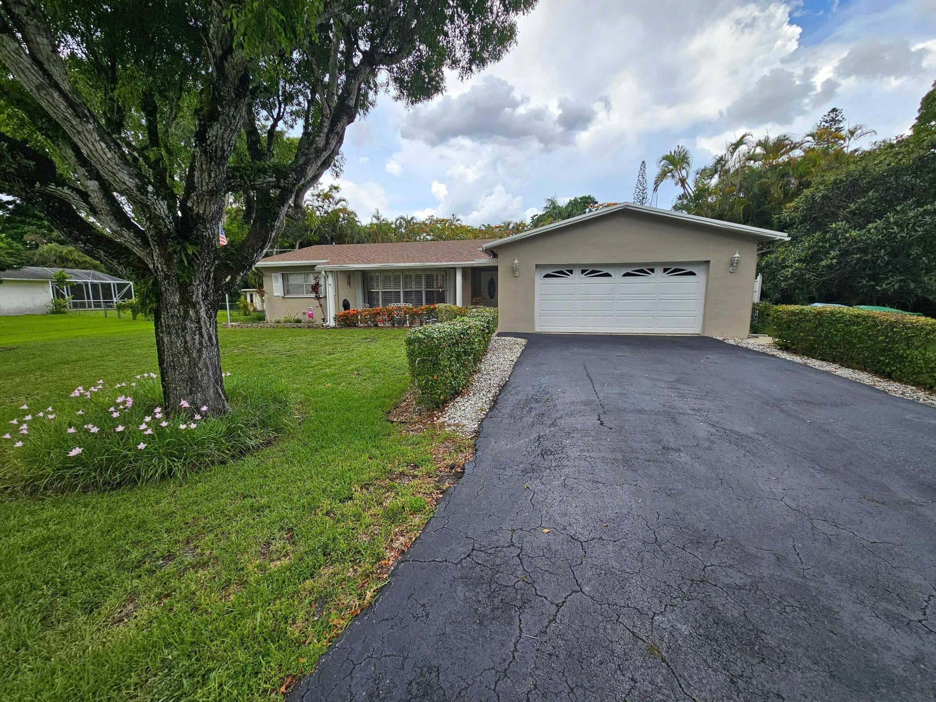 11500 SW 3rd Street, Plantation, FL 33325 driveway