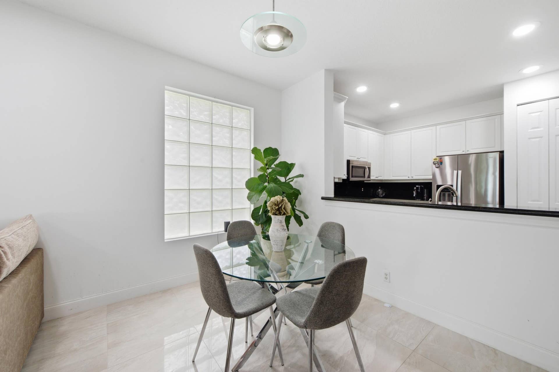 732 Belle Grove Lane, West Palm Beach, FL 33411 Eat in kitchen