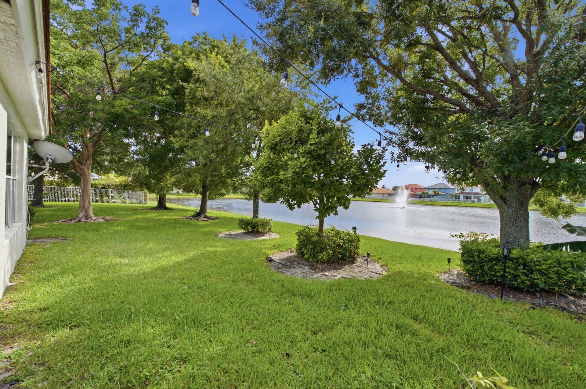 732 Belle Grove Lane, West Palm Beach, FL 33411 Yard