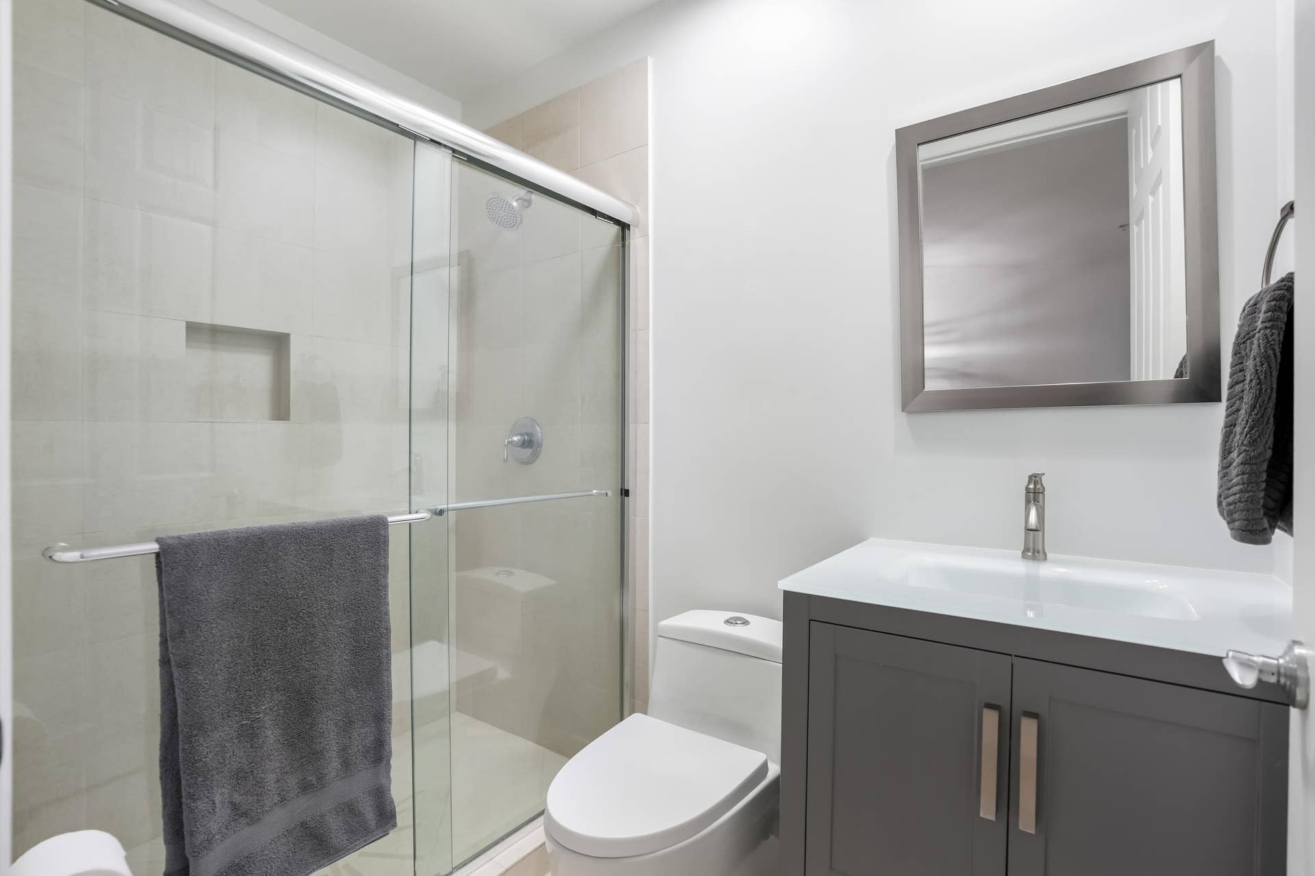 2609 NE 14th Avenue, #114, Wilton Manors, FL 33334 Second bathroom