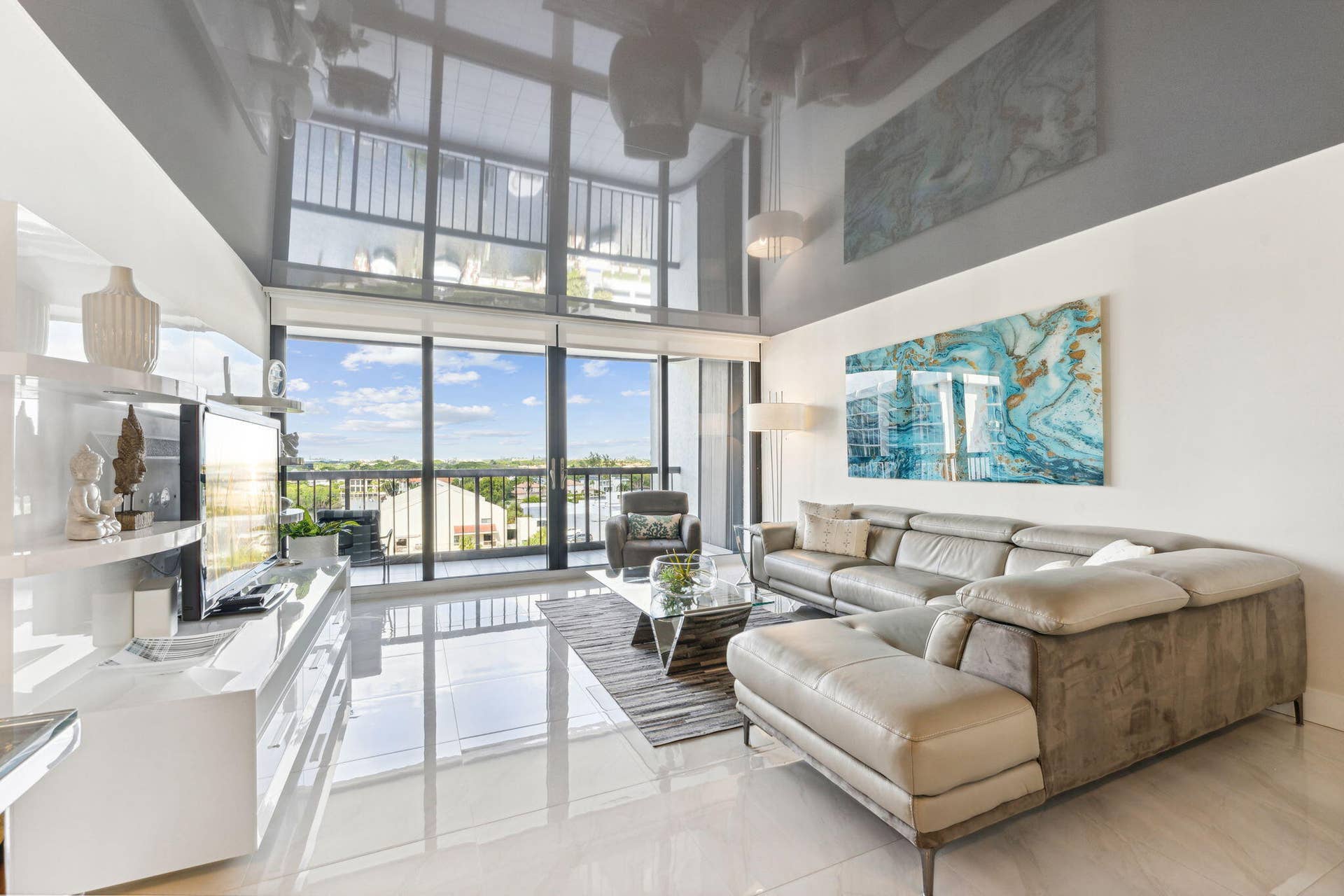 LR with gorgeous views of the marina and intracoastal