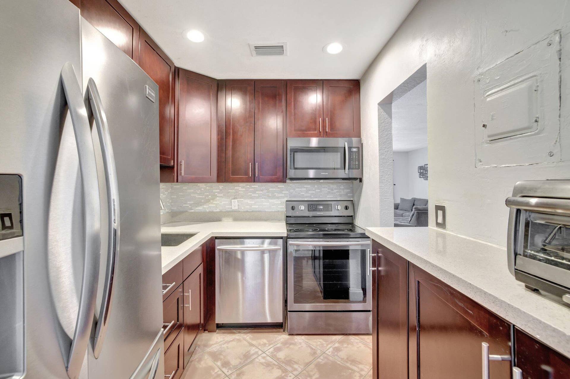 2400 NE 33rd Avenue, #211, Fort Lauderdale, FL 33305 17-web-or-mls-699A5237