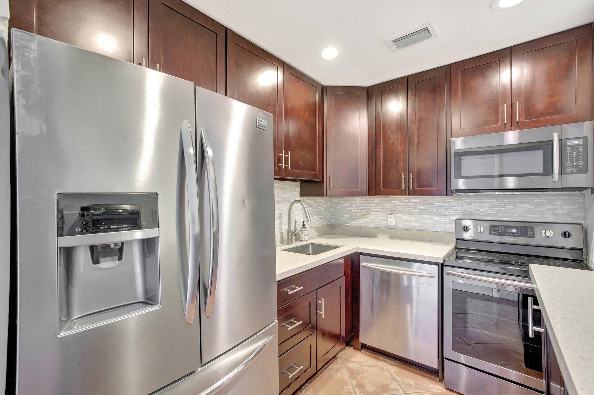 2400 NE 33rd Avenue, #211, Fort Lauderdale, FL 33305 18-web-or-mls-699A5247