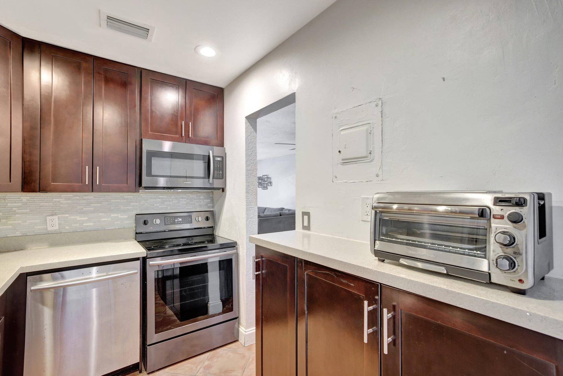 2400 NE 33rd Avenue, #211, Fort Lauderdale, FL 33305 19-web-or-mls-699A5252