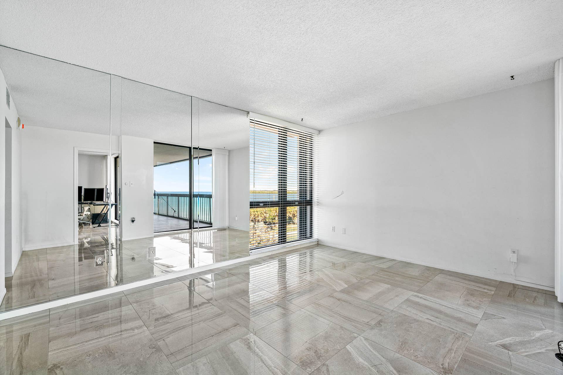 5380 N Ocean Drive N, #5g, Riviera Beach, FL 33404 Guest Suite