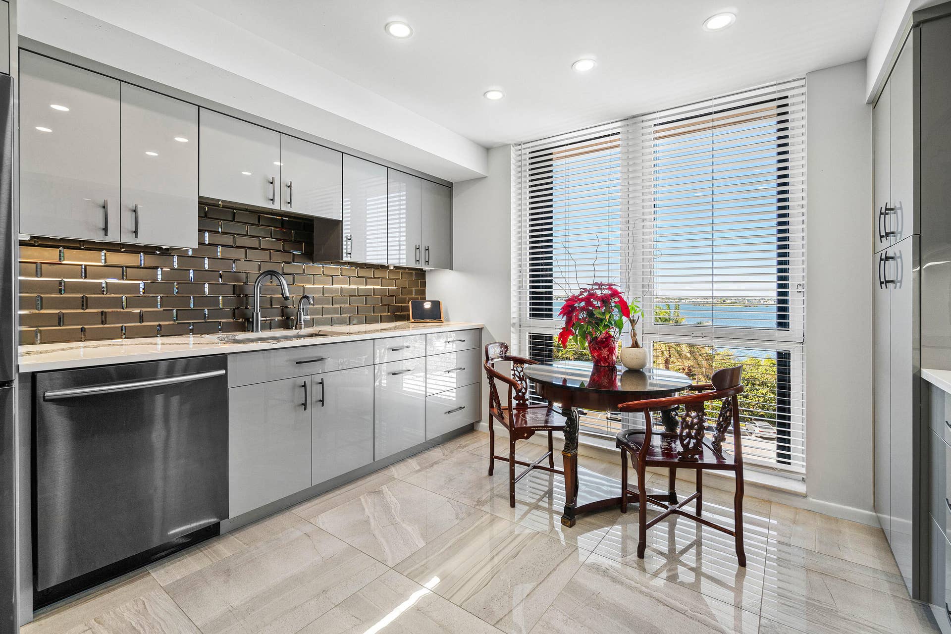 5380 N Ocean Drive N, #5g, Riviera Beach, FL 33404 Eat-in Kitchen
