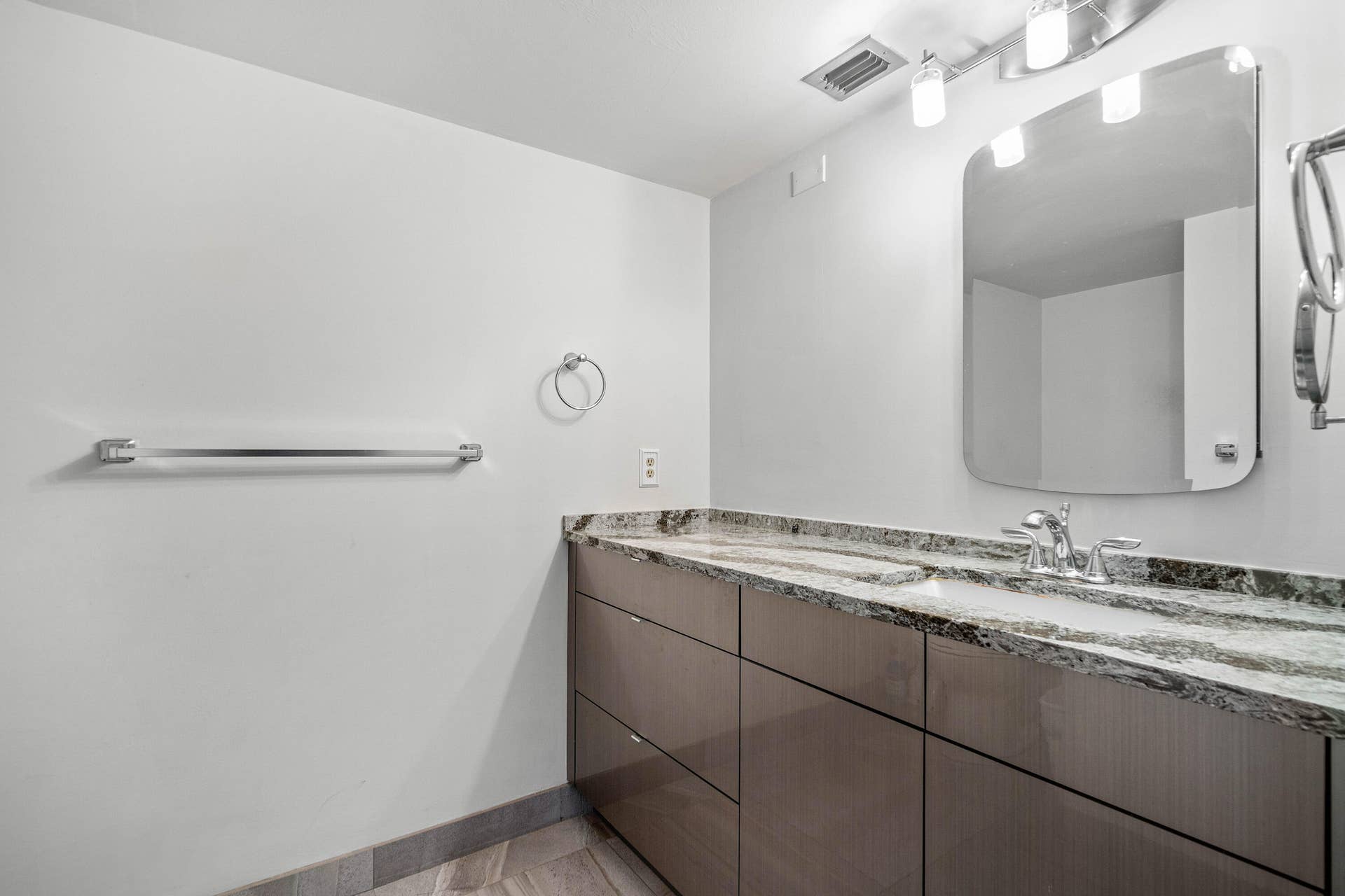 5380 N Ocean Drive N, #5g, Riviera Beach, FL 33404 Guest Ensuite Bath