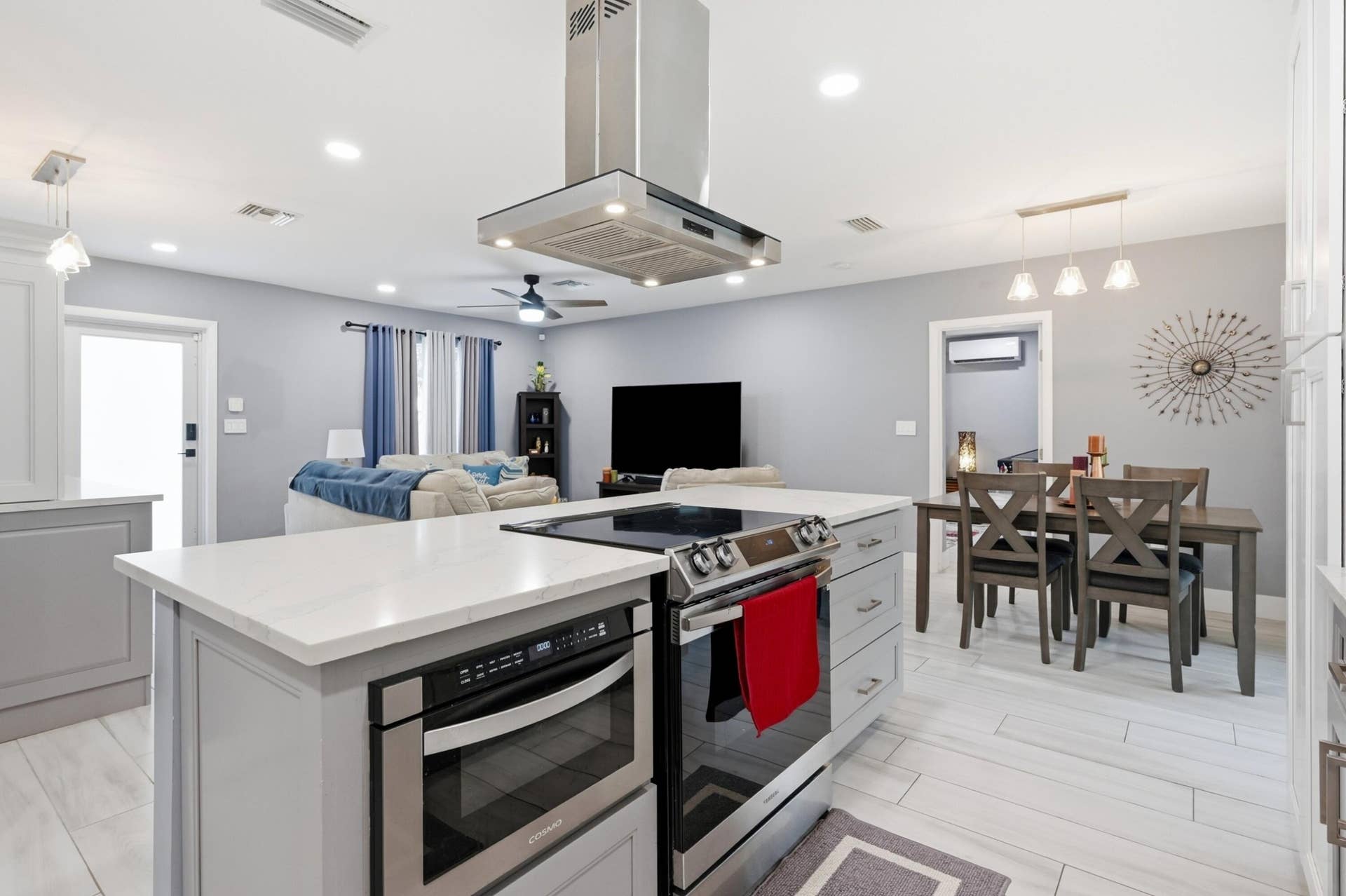 141 SE 8th Street, Pompano Beach, FL 33060 Large island, bar, and beverage cooler create the perfect gathering space for family and friends.