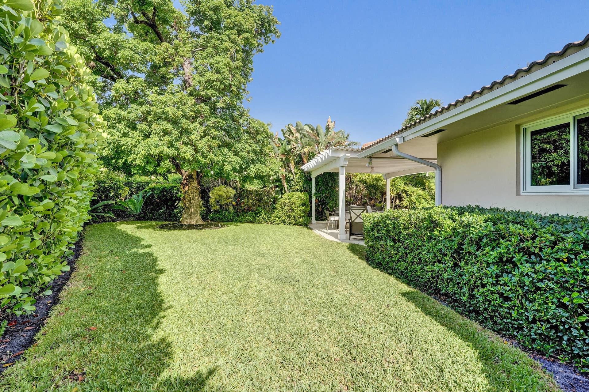 11 Tam O'shanter Lane, Fort Lauderdale, FL 33308 SE side yard