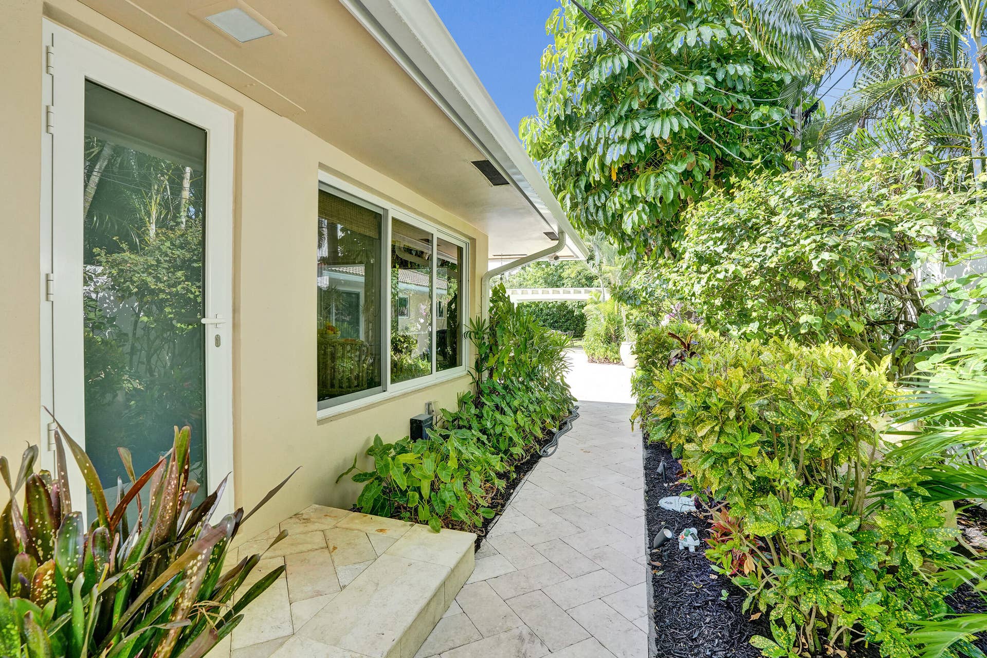 11 Tam O'shanter Lane, Fort Lauderdale, FL 33308 West side yard