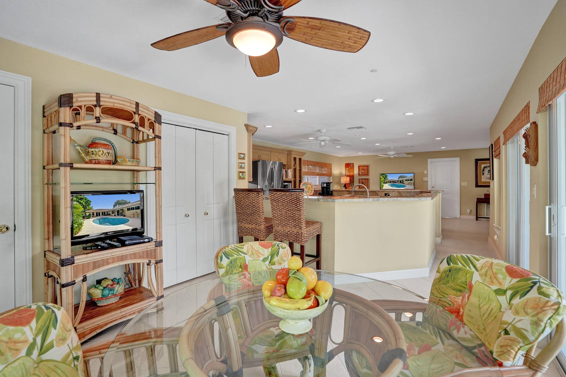 11 Tam O'shanter Lane, Fort Lauderdale, FL 33308 Breakfast Nook off of the kitchen
