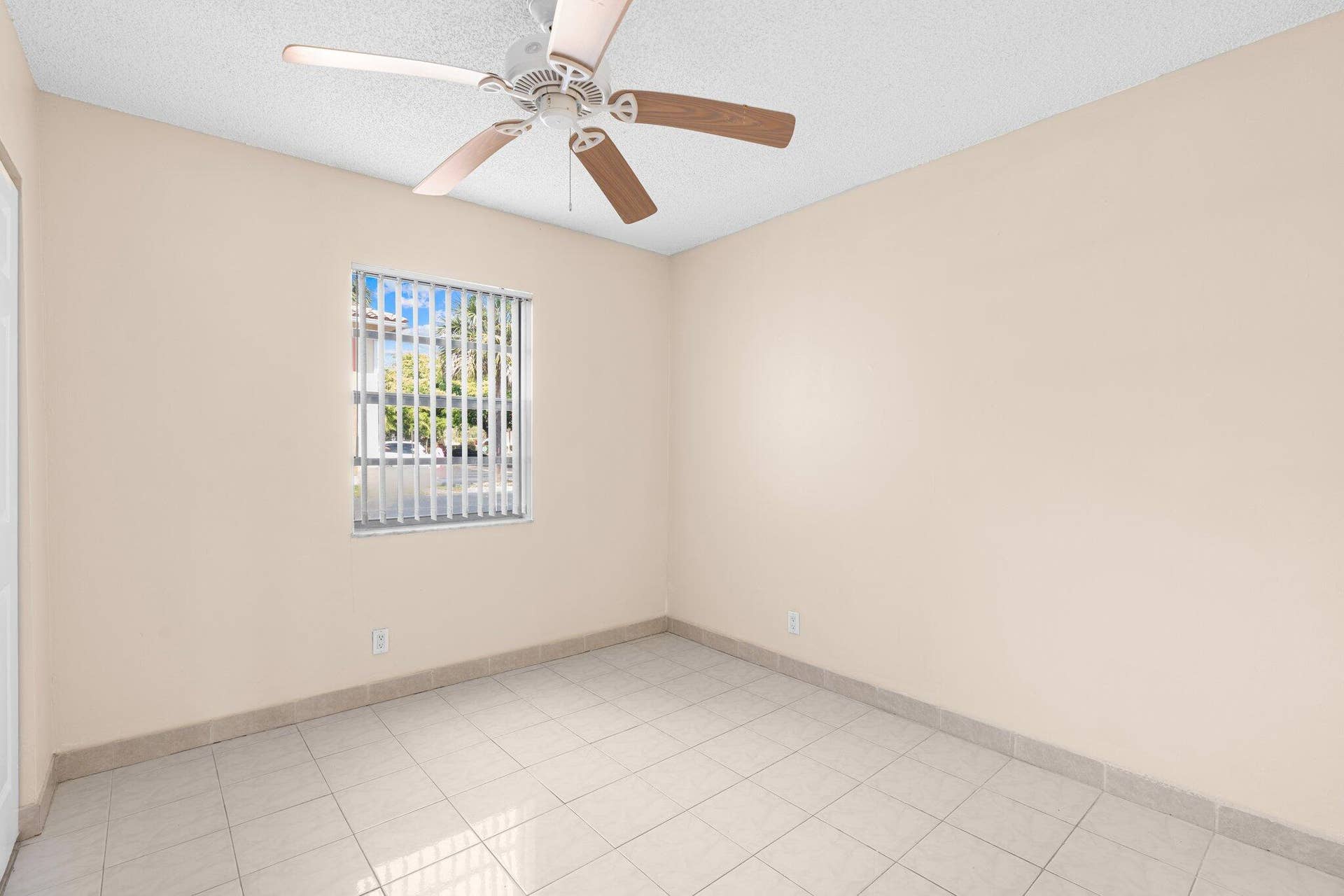 5-web-or-mls-3230 Nw 102nd Ter Coral Spr