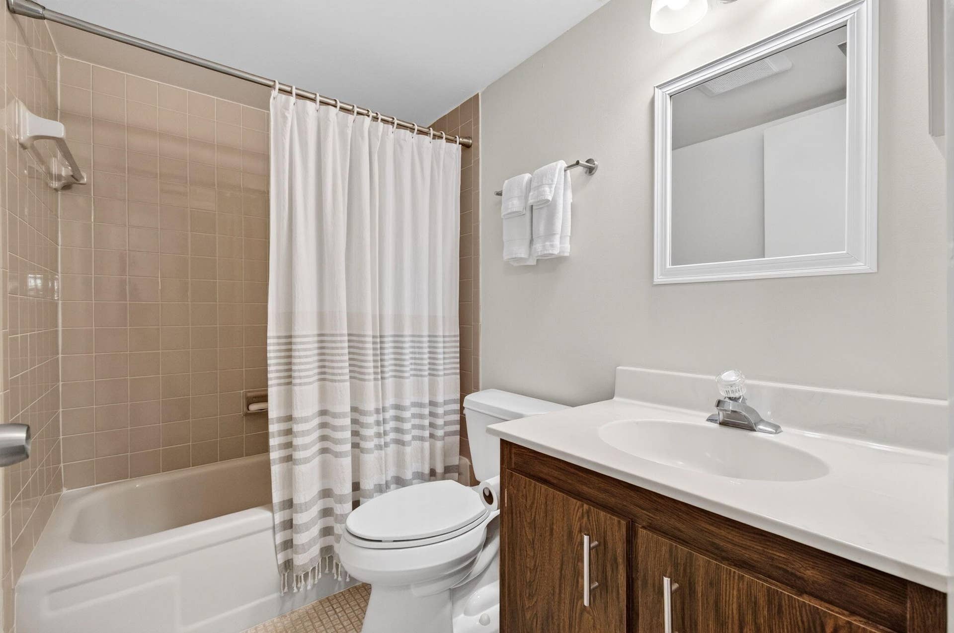 6600 S Oriole Boulevard, Delray Beach, FL 33446 Guest Bath