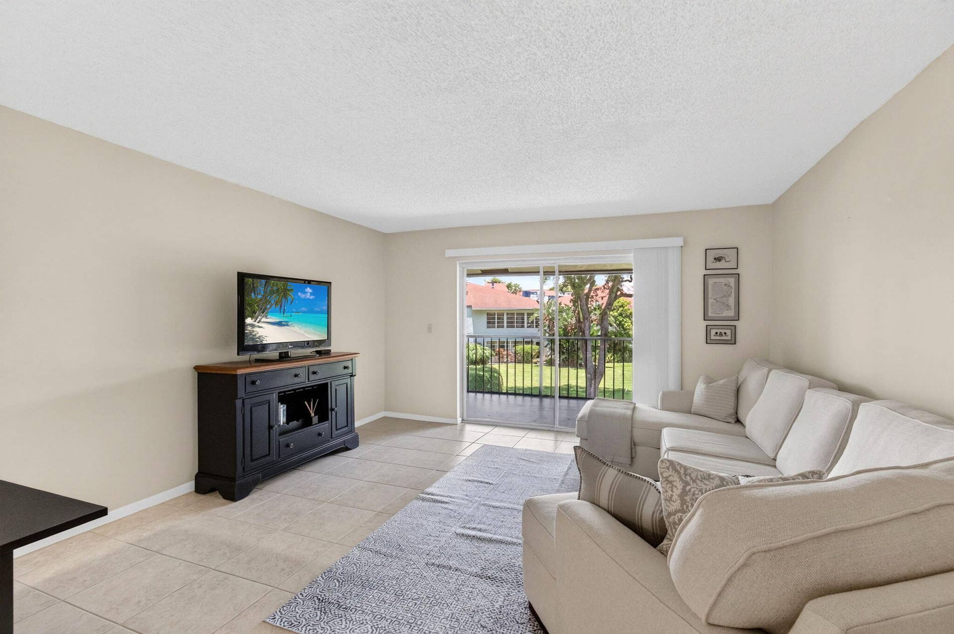 6600 S Oriole Boulevard, Delray Beach, FL 33446 Living Room
