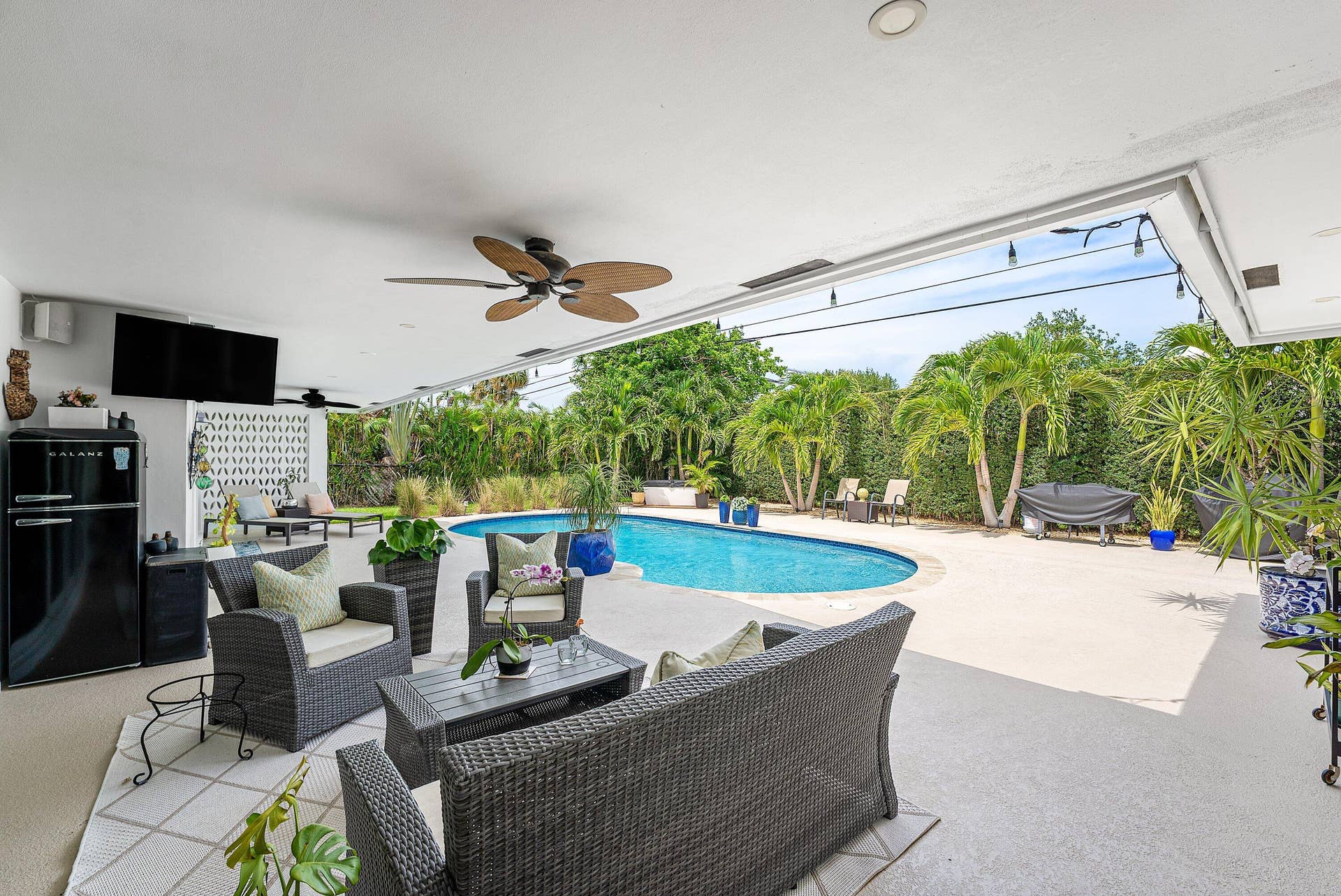 Large Covered Patio Area with Ceiling Fans & Recessed Lighting