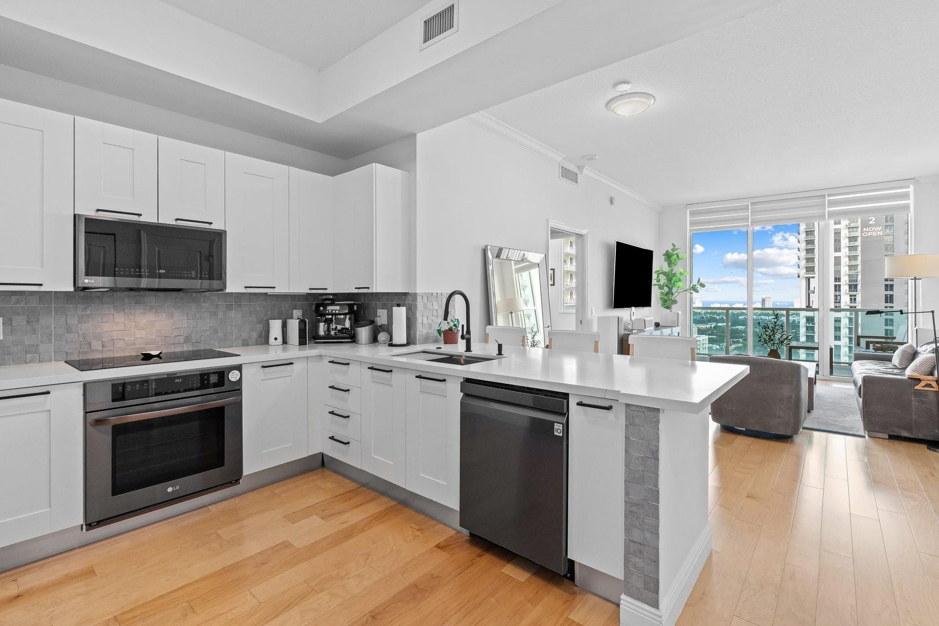 350 SE 2nd Street, #2960, Fort Lauderdale, FL 33301 Kitchen