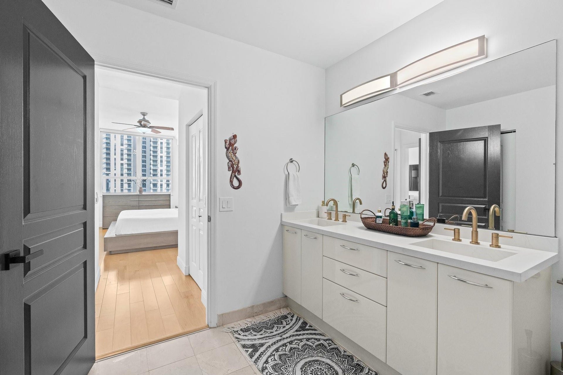 350 SE 2nd Street, #2960, Fort Lauderdale, FL 33301 Dual Sink
