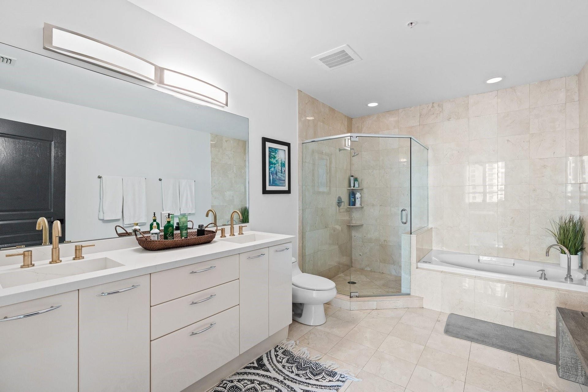 350 SE 2nd Street, #2960, Fort Lauderdale, FL 33301 Dual Sink - Shower & Tub