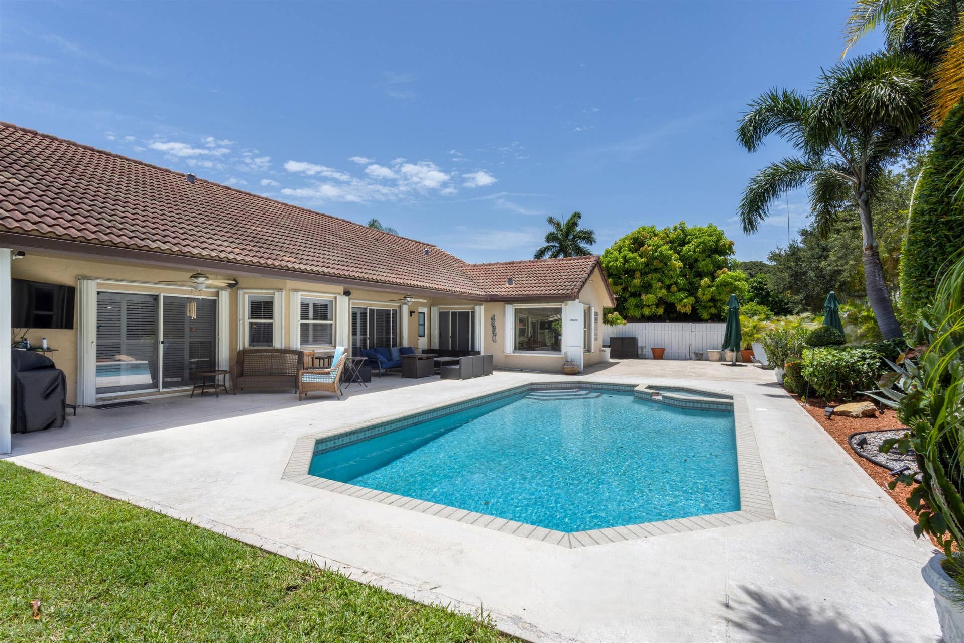 great for outdoor entertaining and just across the Linton bridge from the beach!