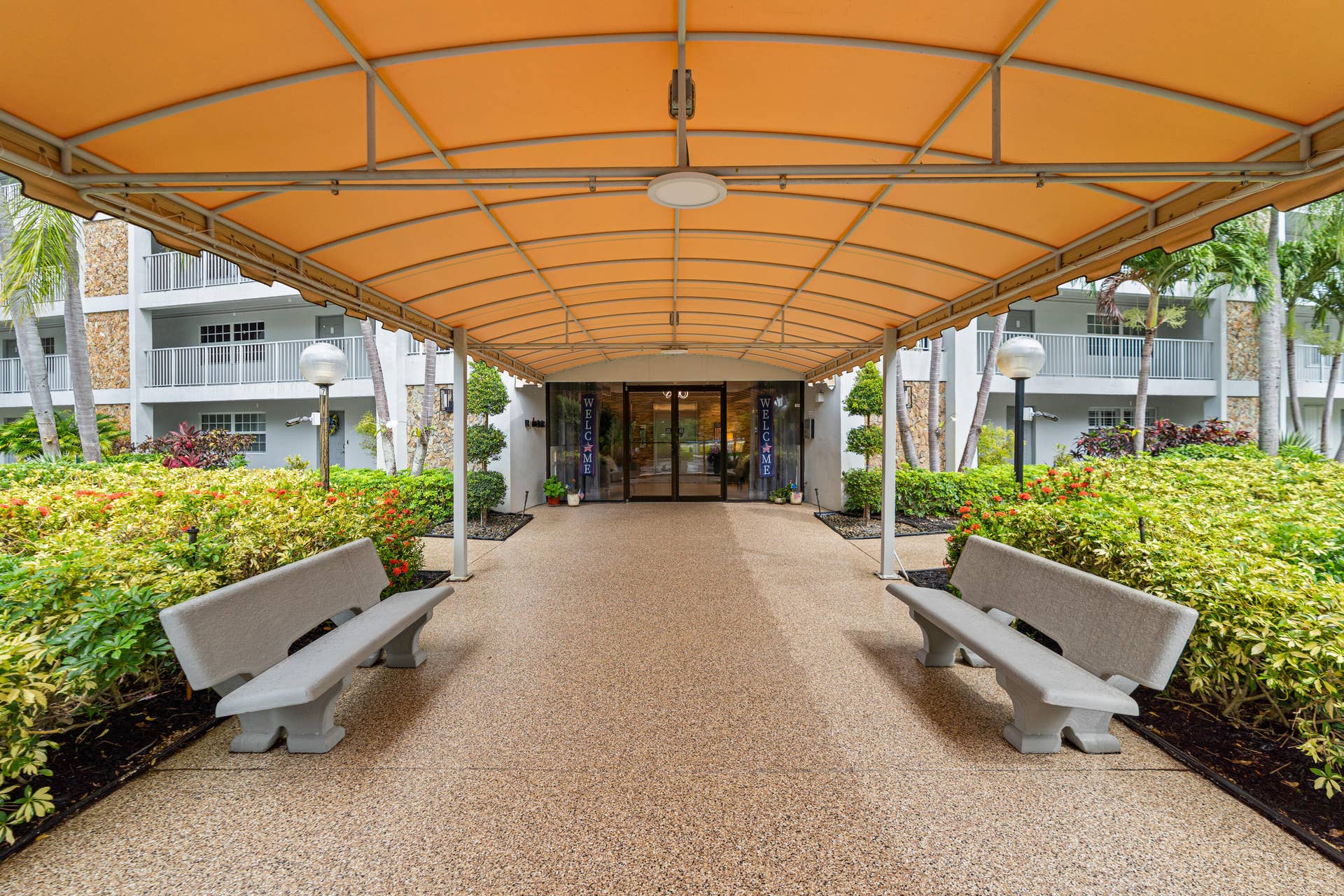 Covered entrance with welcoming porte cochre.