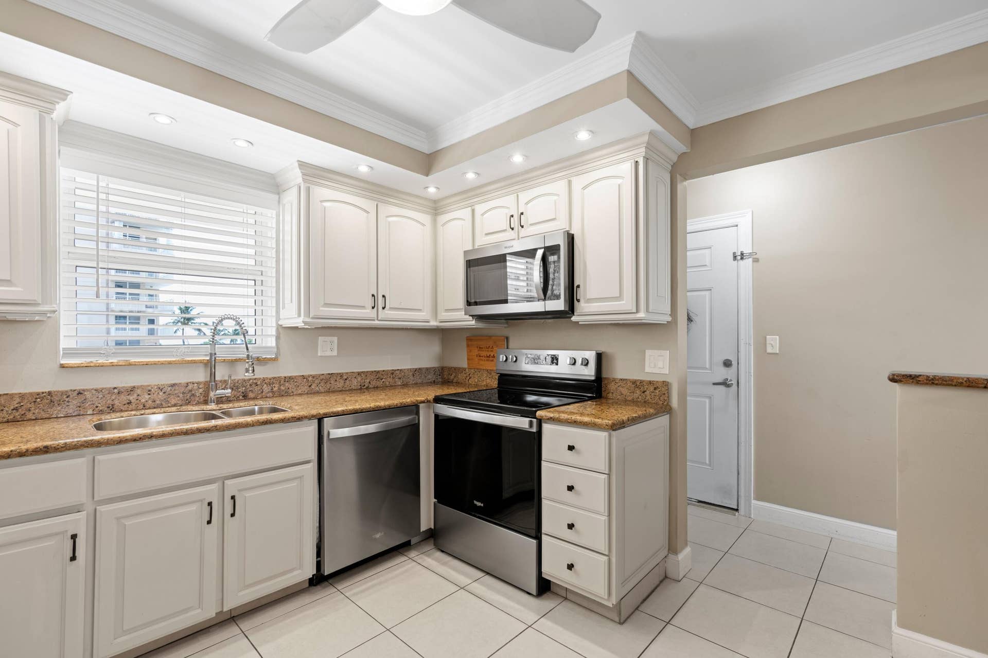 1050 Hillsboro Mile, #403w, Hillsboro Beach, FL 33062 Kitchen