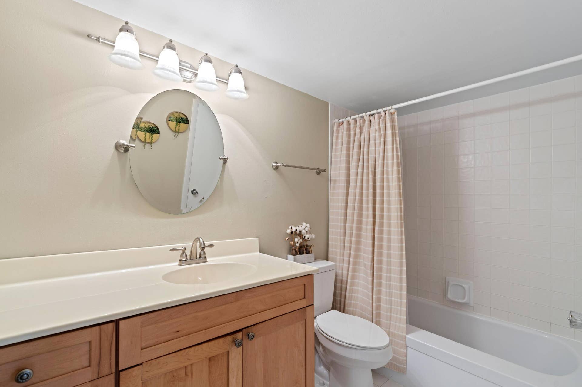 1050 Hillsboro Mile, #403w, Hillsboro Beach, FL 33062 Bathroom 2