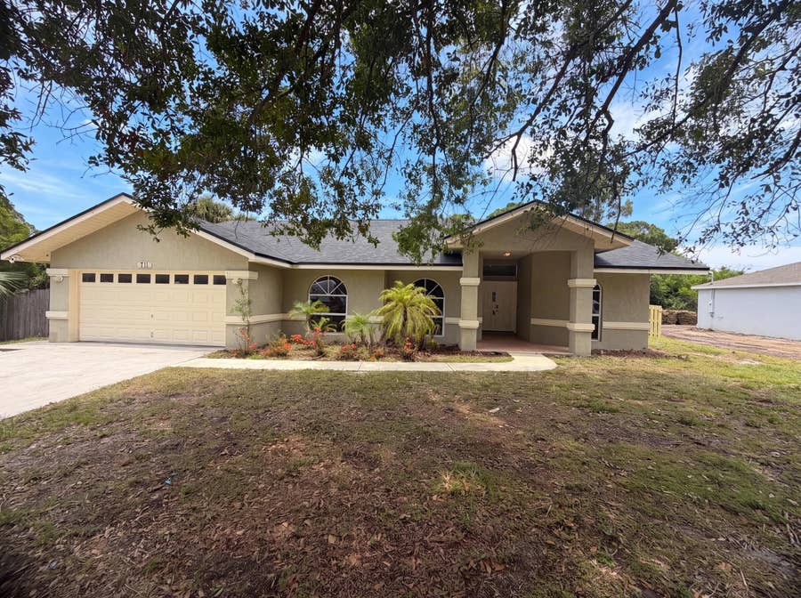 Property photo for 711 SE Celtic Avenue, Port St Lucie, FL