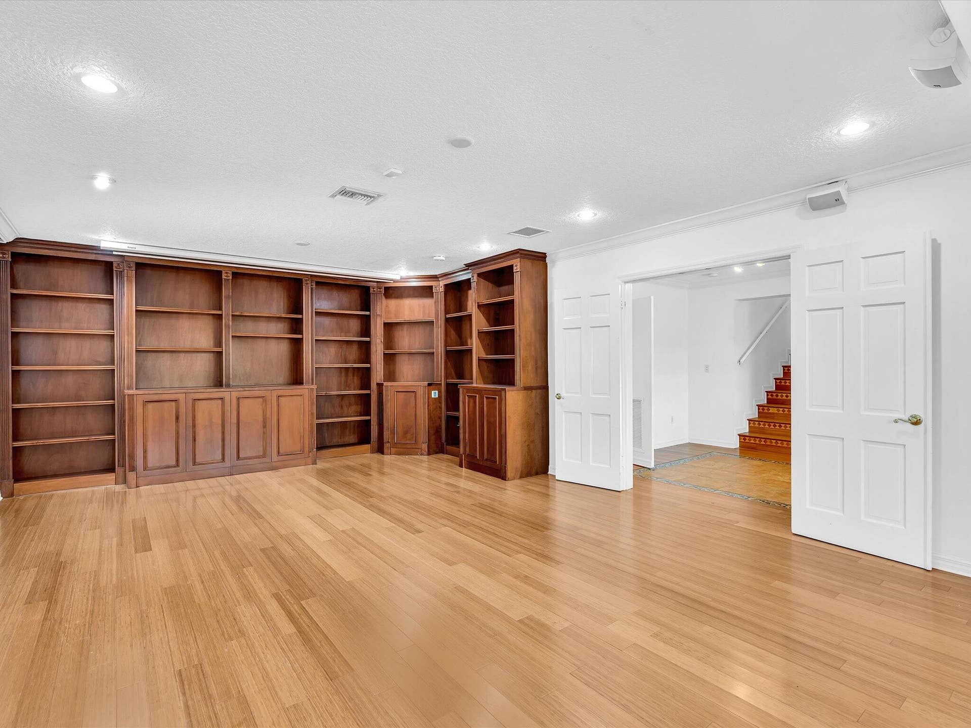 518 N Riverside Drive, Pompano Beach, FL 33062 Library