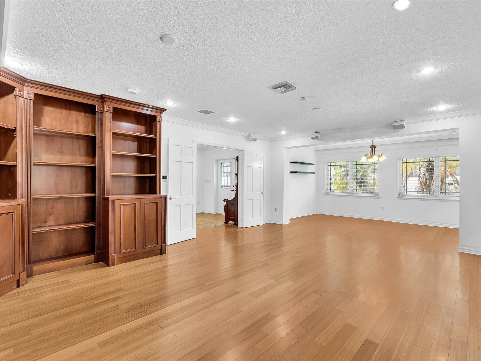 518 N Riverside Drive, Pompano Beach, FL 33062 Library