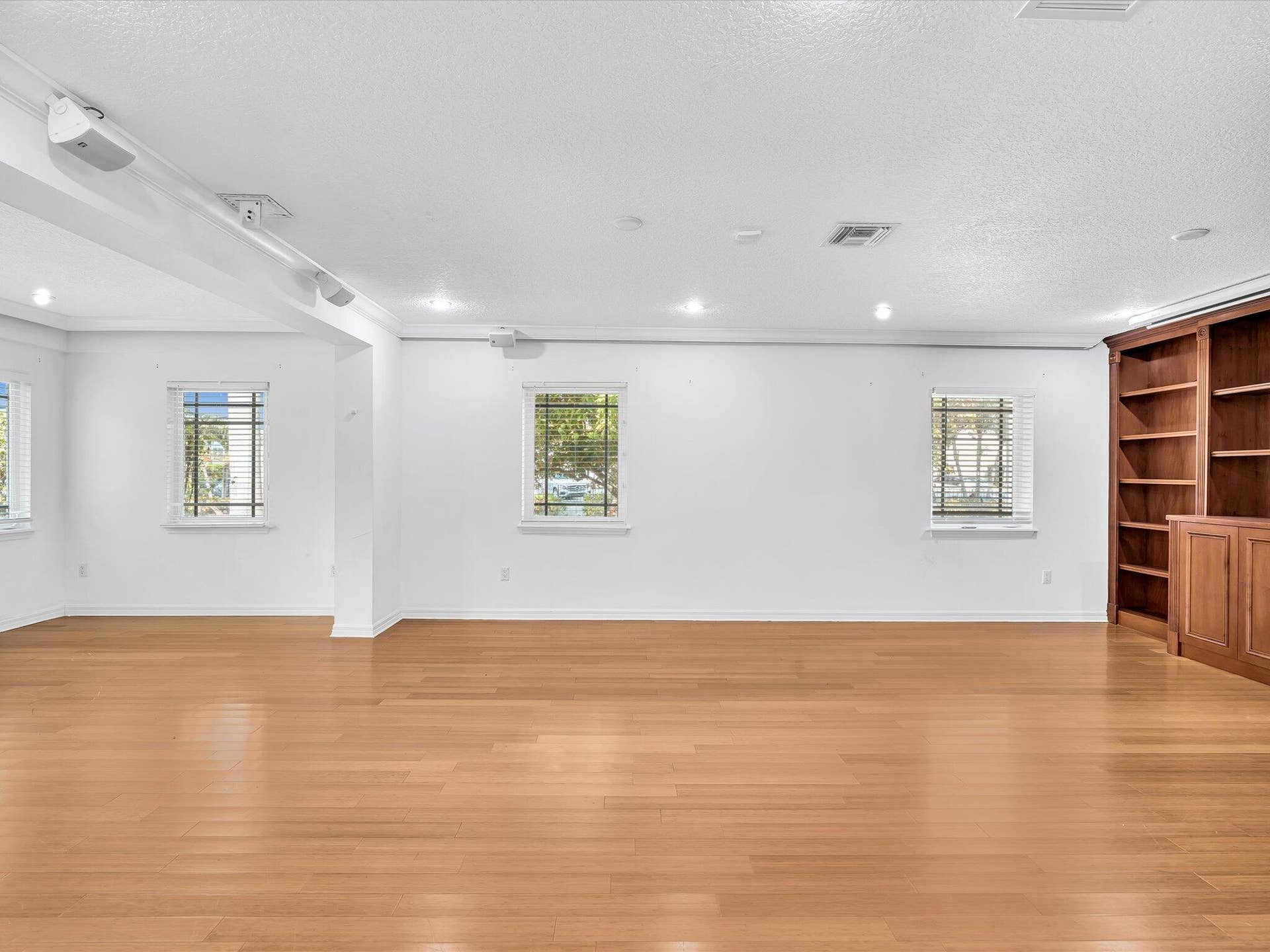 518 N Riverside Drive, Pompano Beach, FL 33062 Library