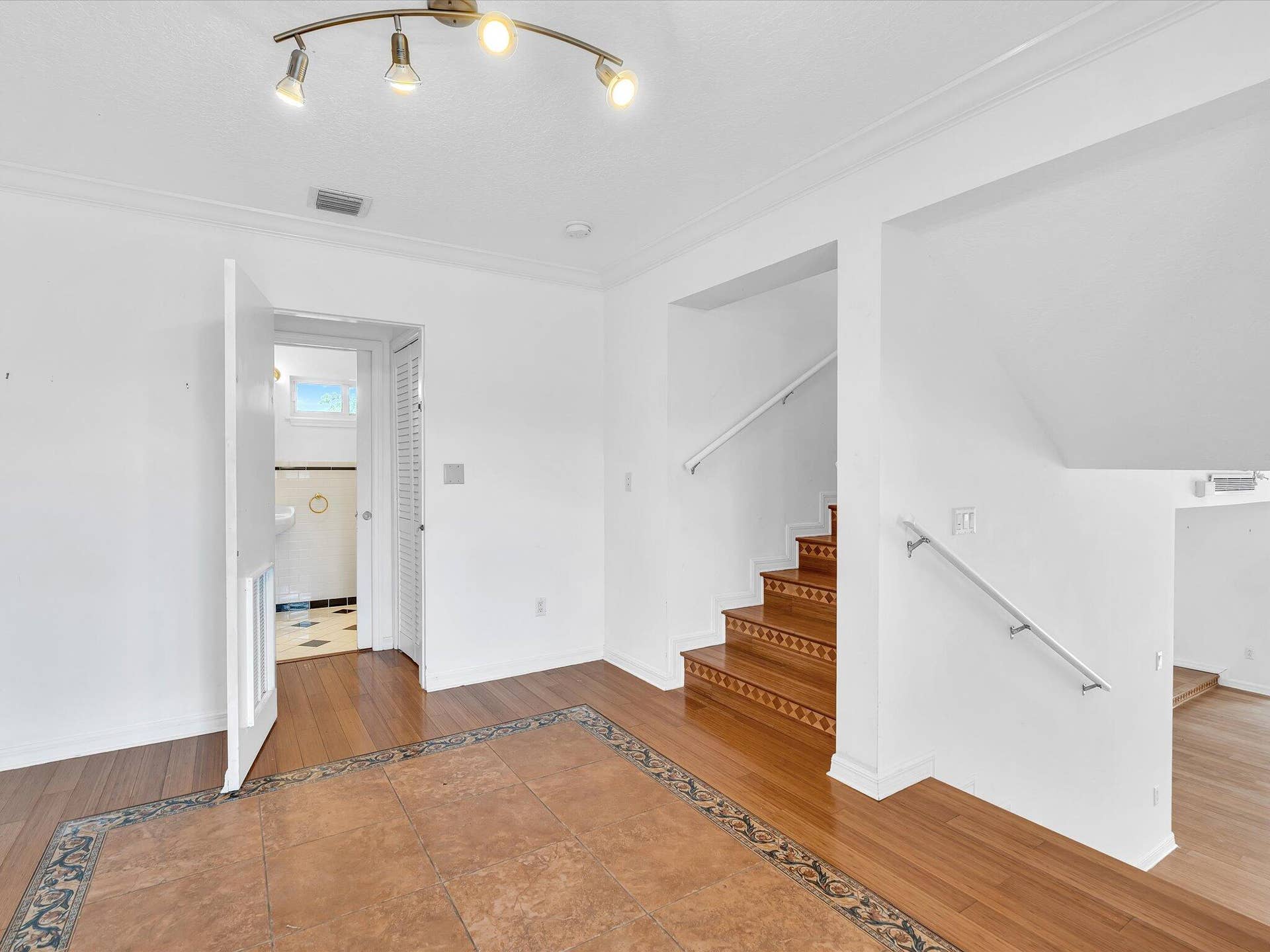 518 N Riverside Drive, Pompano Beach, FL 33062 Foyer