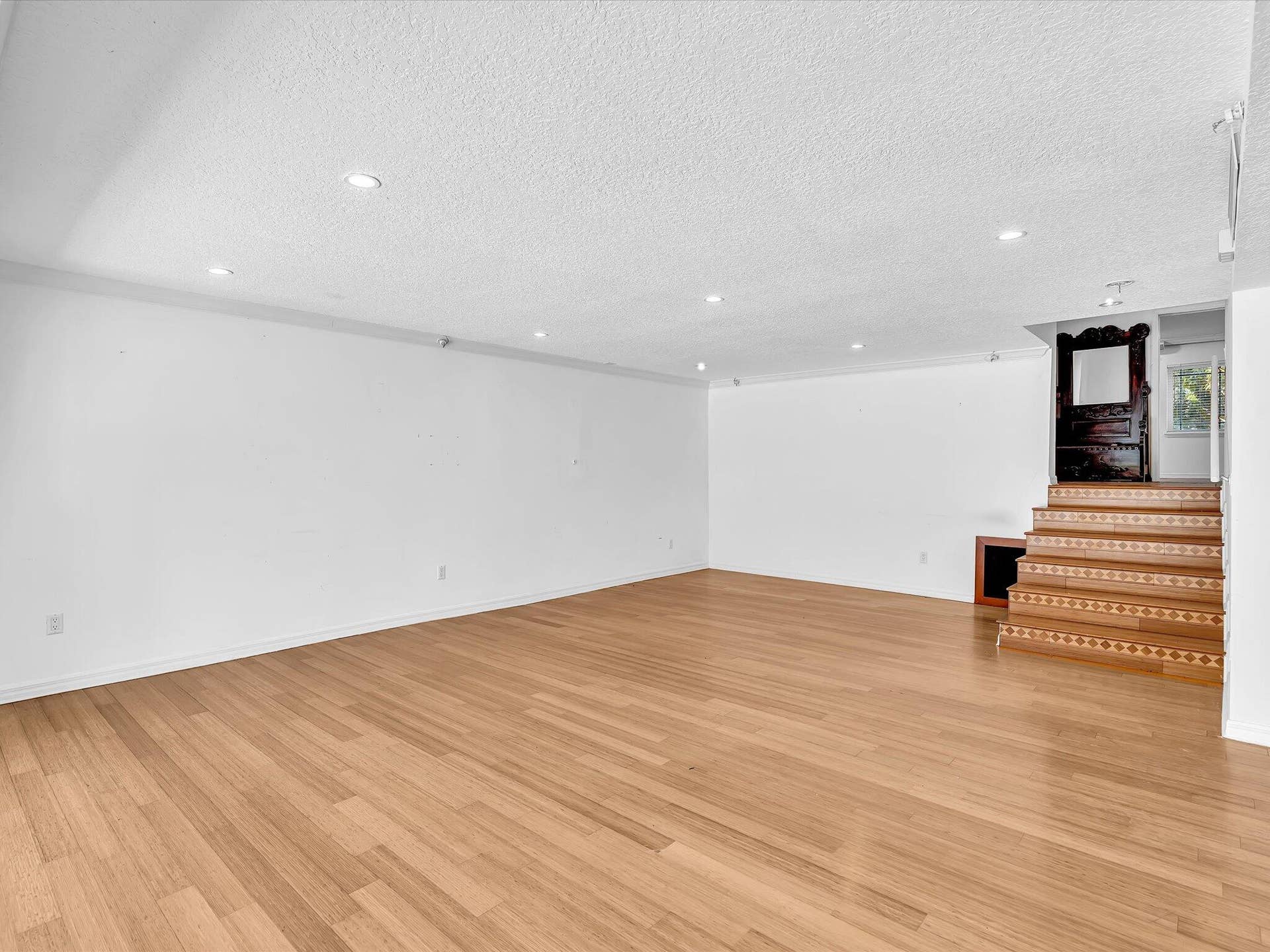 518 N Riverside Drive, Pompano Beach, FL 33062 Living Room