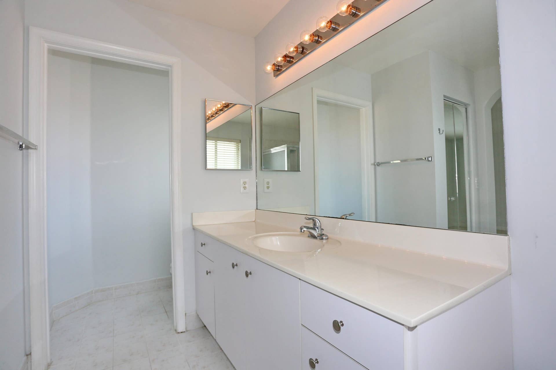 5157 NW 122nd Avenue, Coral Springs, FL 33076 PRIMARY VANITY